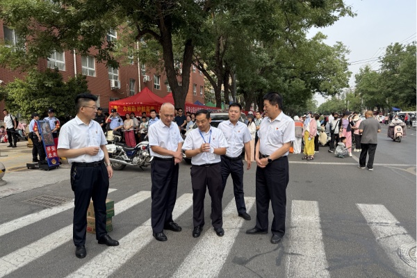 公司領(lǐng)導(dǎo)檢查督導(dǎo)高考安保工作 親切慰問一線執(zhí)勤保安員